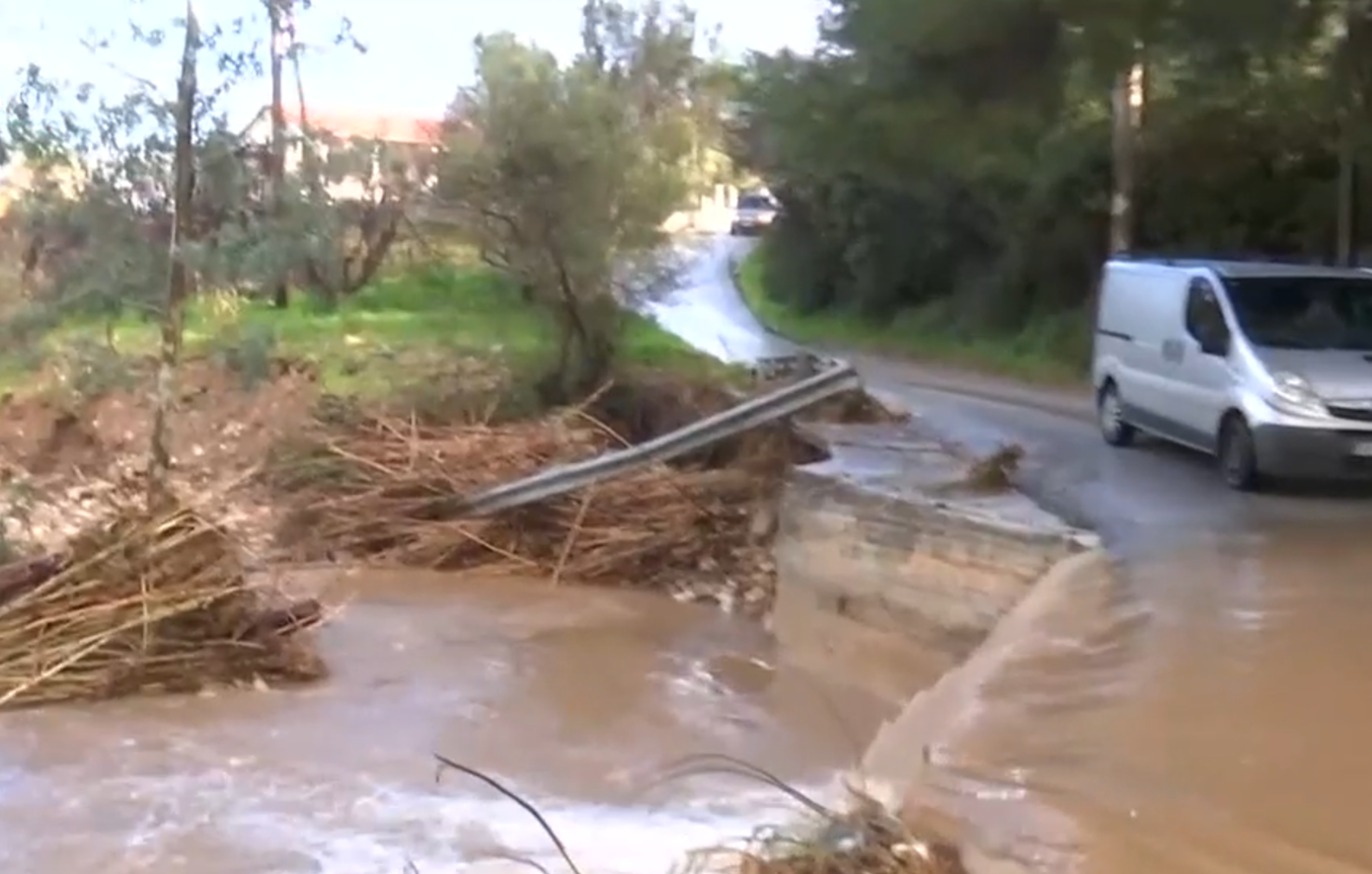 Διακόπηκε η κυκλοφορία από Σπάτα προς Πικέρμι: Υπερχείλισε το ρέμα Βάρδα