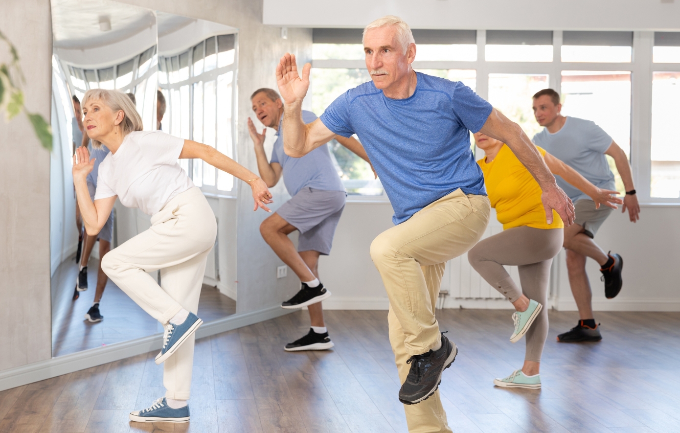 Αυτό το σετ ασκήσεων για κοιλιακούς από όρθια θέση είναι ιδανικό για άτομα άνω των 40