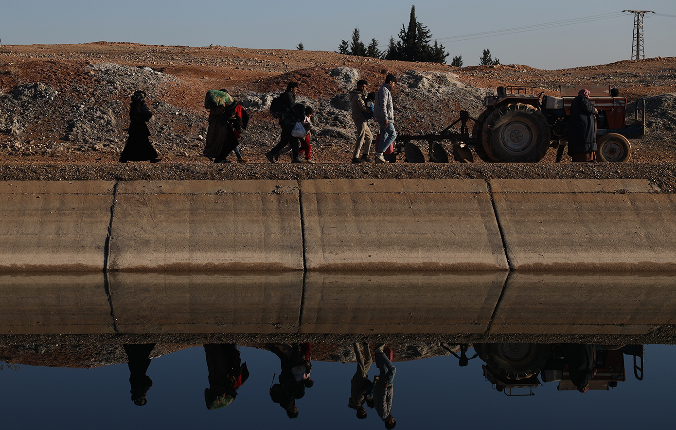 Άμαχοι φεύγουν από περιοχές της βόρειας Συρίας λίγο πριν τη λήξη της προθεσμίας που έχει θέσει ο στρατός