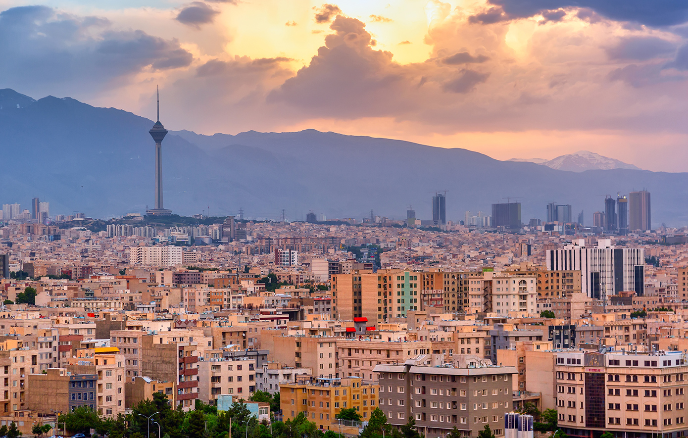 Οι δυτικές χώρες καλούν τους πολίτες τους να εγκαταλείψουν το Ιράν άμεσα – Πυκνώνουν τα σύννεφα πάνω από την Τεχεράνη