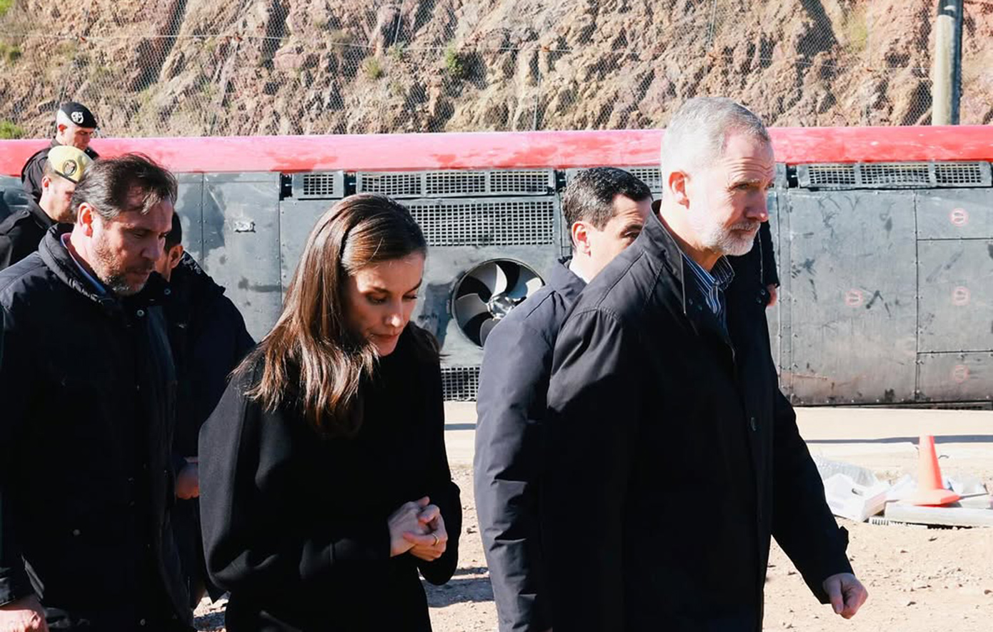 Ισπανία: Στο πλευρό των τραυματιών ο Φελίπε και η Λετίθια – Η αυτοψία στον τόπο της τραγωδίας