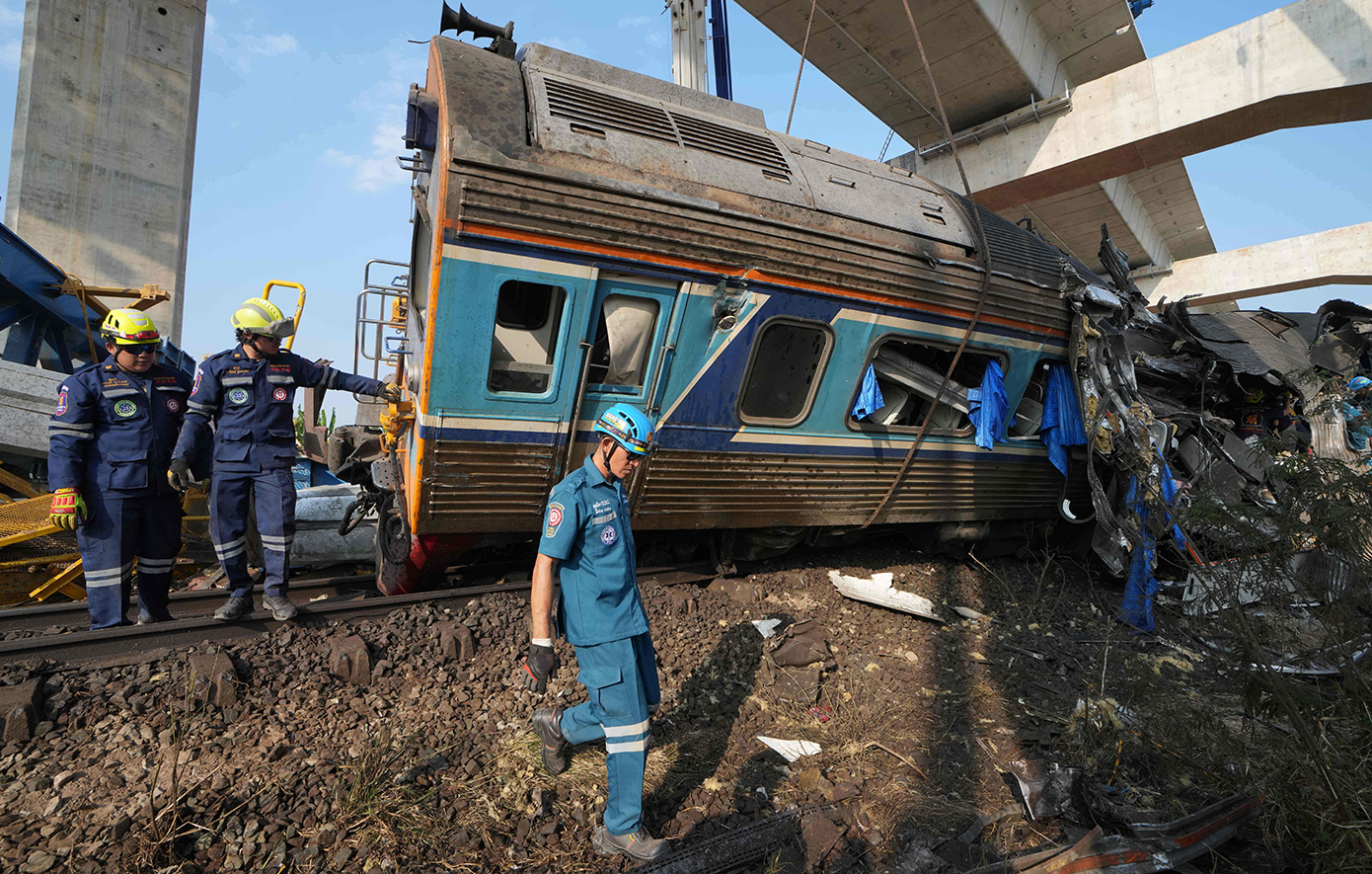 Τους 32 έφτασαν οι νεκροί στην Ταϊλάνδη από την πτώση γερανού σε επιβατικό τρένο