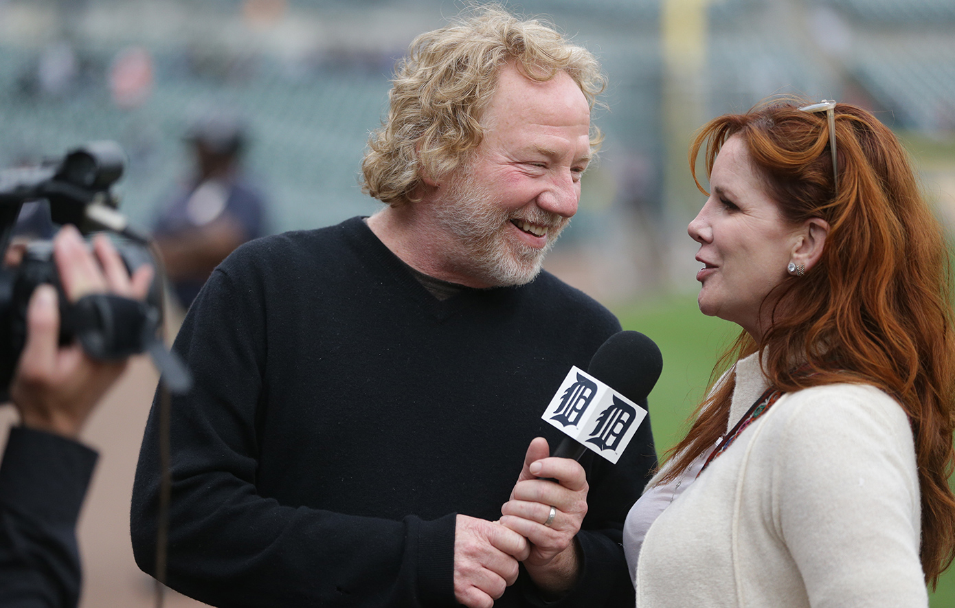 Η Λόρα από το «Μικρό σπίτι στο λιβάδι» στέκεται στο πλευρό του συζύγου της που κατηγορείται ότι παρενόχλησε σεξουαλικά παιδιά