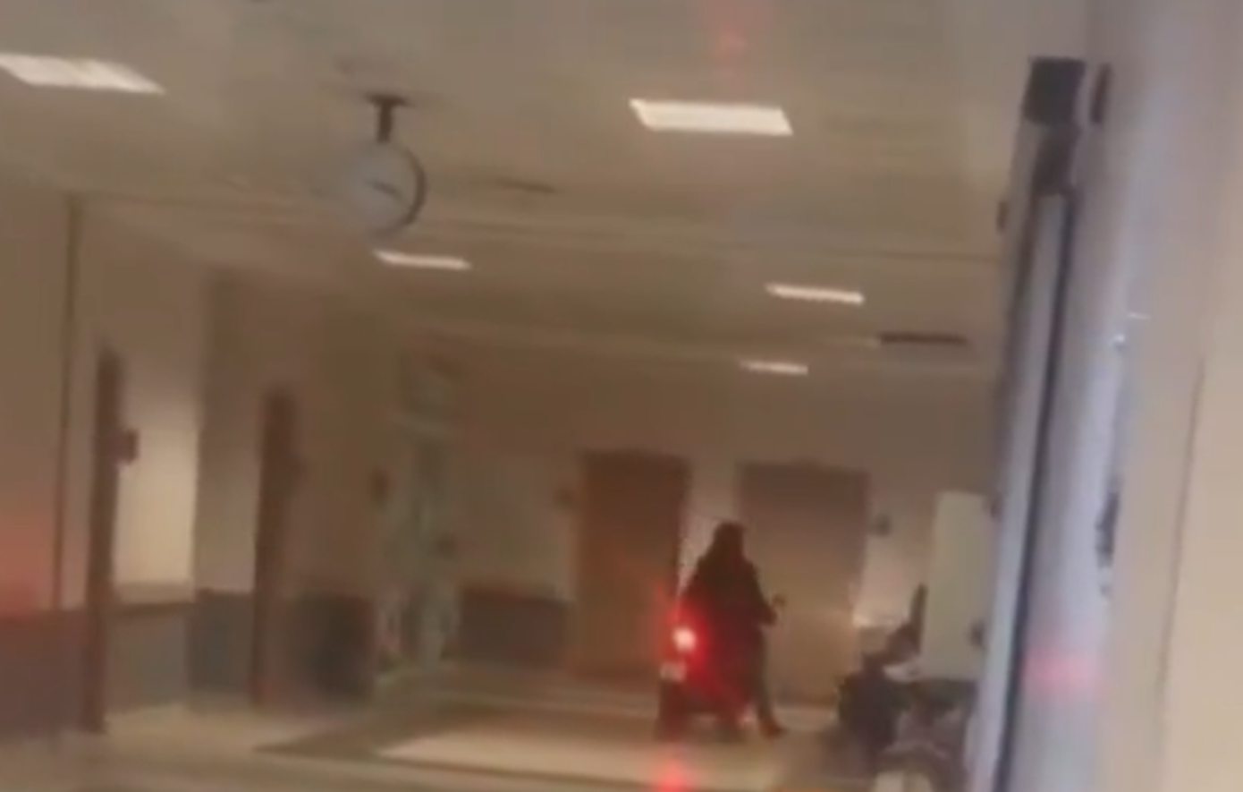Απίστευτο περιστατικό: Εισέβαλε στα επείγοντα νοσοκομείου με το μηχανάκι