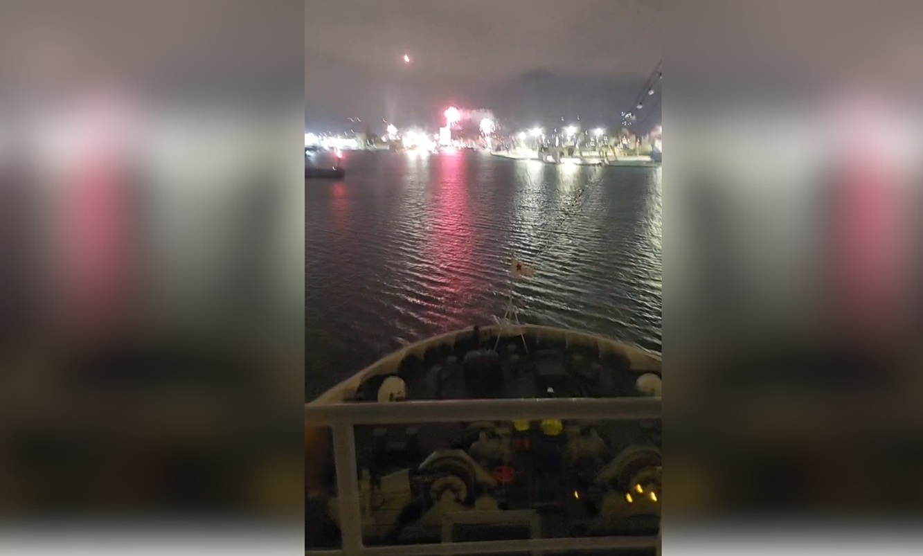 Από το Blue Star Delos το πρώτο ποδαρικό του 2026 στο λιμάνι του Πειραιά &#8211; Πυροτεχνήματα και ευχές στο πλήρωμα