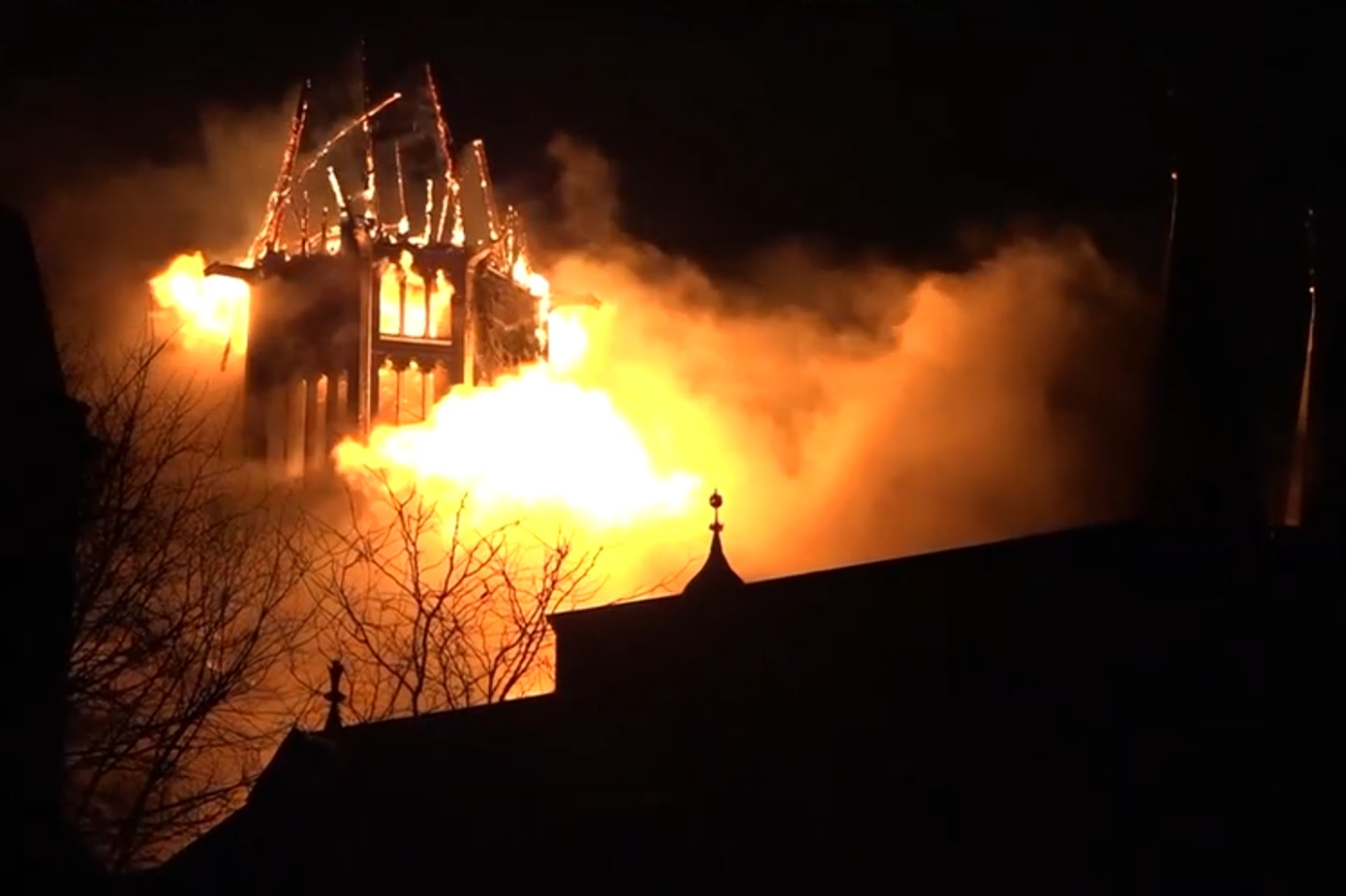 Πρωτοχρονιά έντασης στην Ολλανδία: Πυρκαγιά κατέστρεψε ναό του 19ου αιώνα &#8211; Επεισόδια σε όλη τη χώρα &#8211; Δύο νεκροί από βεγγαλικά