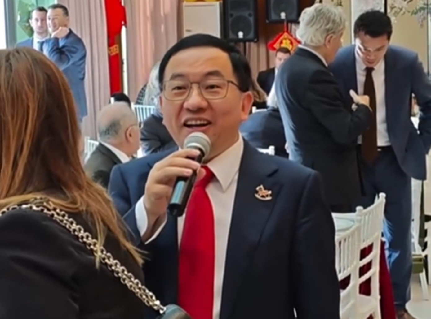 Όταν ο Κινέζος πρέσβης στην Αθήνα τραγούδησε Σαββόπουλο &#8211; Η πρόβα του Φανγκ Τσιού στο «Ας κρατήσουν οι χοροί»