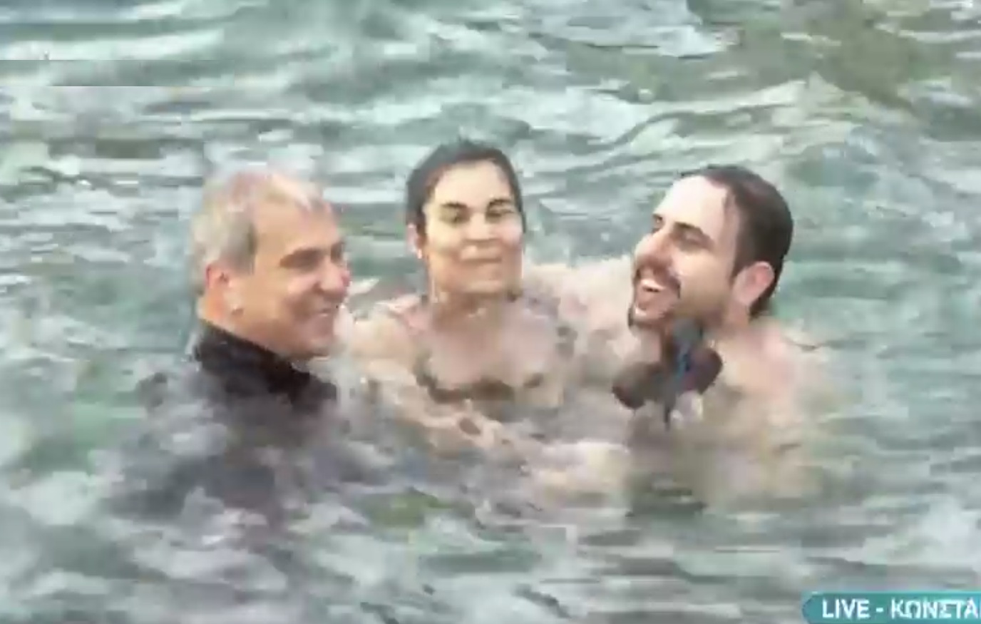 Κωνσταντινούπολη: Συγκίνηση και πλήθος πιστών στην τελετή κατάδυσης του Τιμίου Σταυρού στα νερά του Κεράτιου Κόλπου