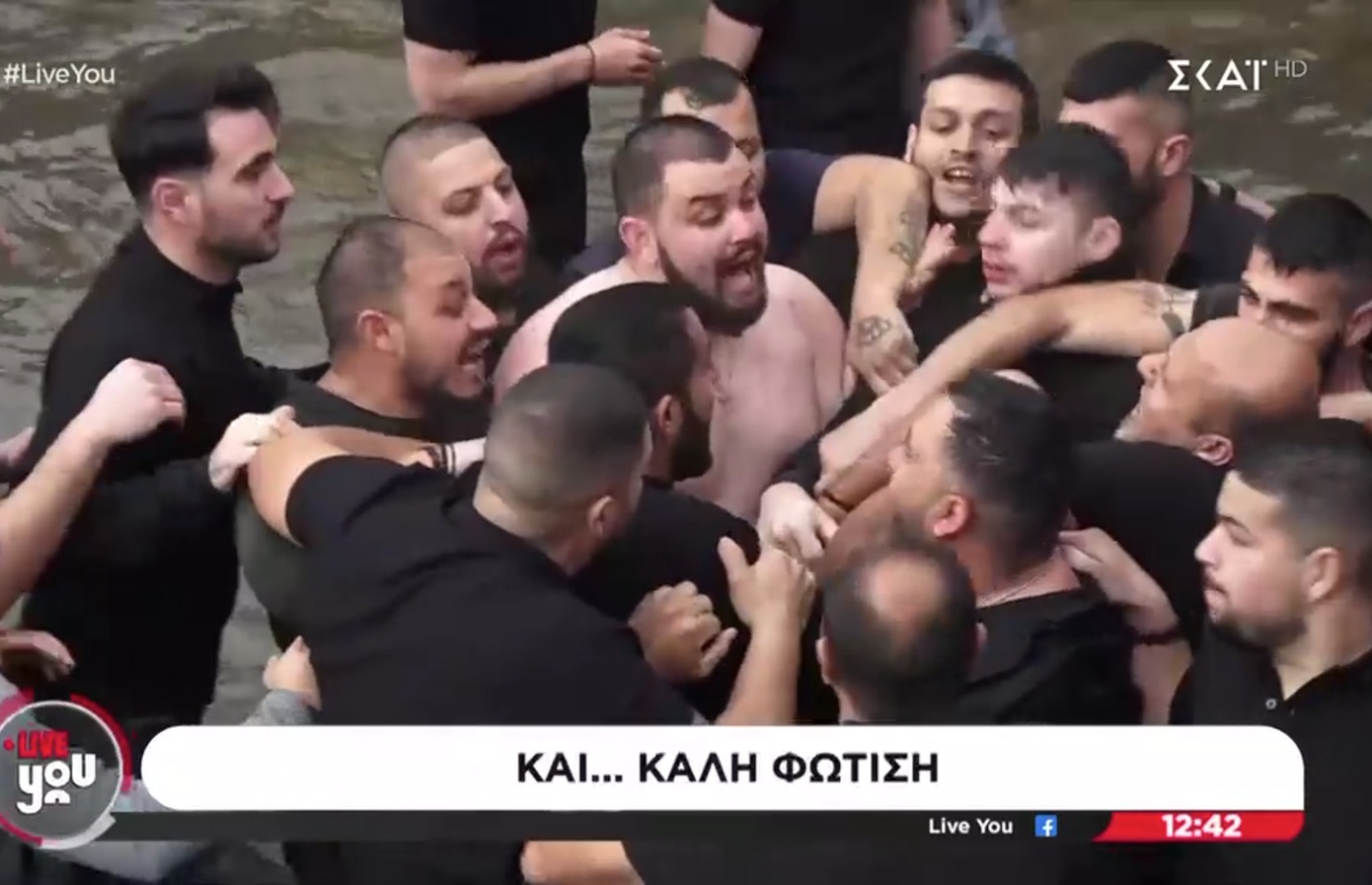 «Τίμιο ξύλο» στη Φλώρινα: Βούτηξαν να πιάσουν τον Σταυρό και πλακώθηκαν