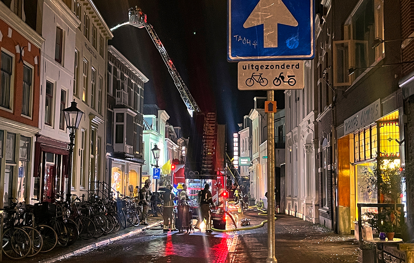 Τέσσερις οι τραυματίες από την πυρκαγιά που προκάλεσε η «τεράστια έκρηξη» στο κέντρο της Ουτρέχτης