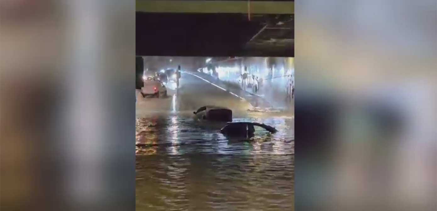 Κακοκαιρία στην Αττική: Βυθίστηκαν αυτοκίνητα κάτω από τη γέφυρα στο Μαρούσι