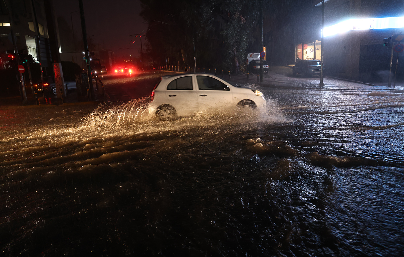 Χάος στην Αττική από την κακοκαιρία: Μία νεκρή στη Γλυφάδα, ποτάμια οι δρόμοι, βυθισμένα αμάξια, υπερχειλίζουν τα ρέματα