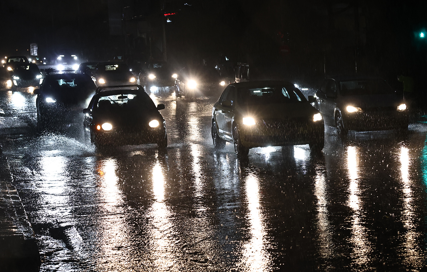 Ισχυρές καταιγίδες στην Αττική από την κακοκαιρία: Φούσκωσαν τα ρέματα, διακοπές κυκλοφορίας, εκκενώθηκαν και σπίτια