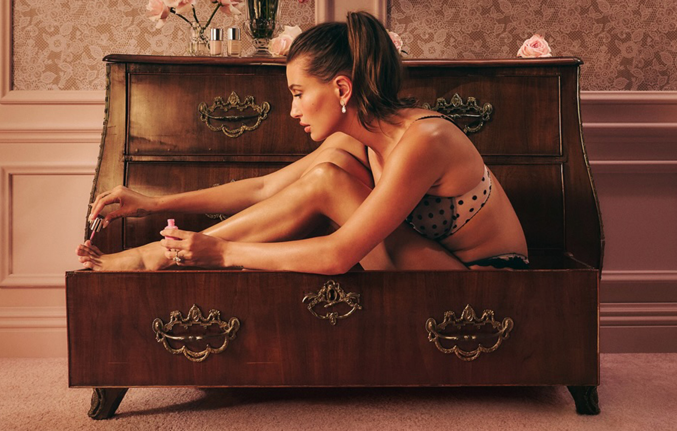 H Hailey Bieber μπήκε στο συρτάρι για να βάψει τα νύχια της όπως έκανε η Gisele το 2001: Ποιο ελληνικό βιβλίο είχε εξώφυλλο την αρχική εκδοχή;