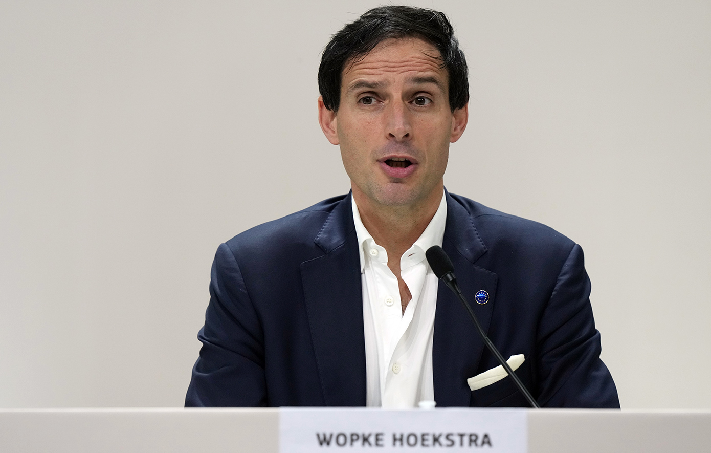 «Λυπηρή» χαρακτήρισε την αποχώρηση των ΗΠΑ από συνθήκη του ΟΗΕ για το κλίμα ο Ευρωπαίος Επίτροπος, Βόπκε Χούκστρα