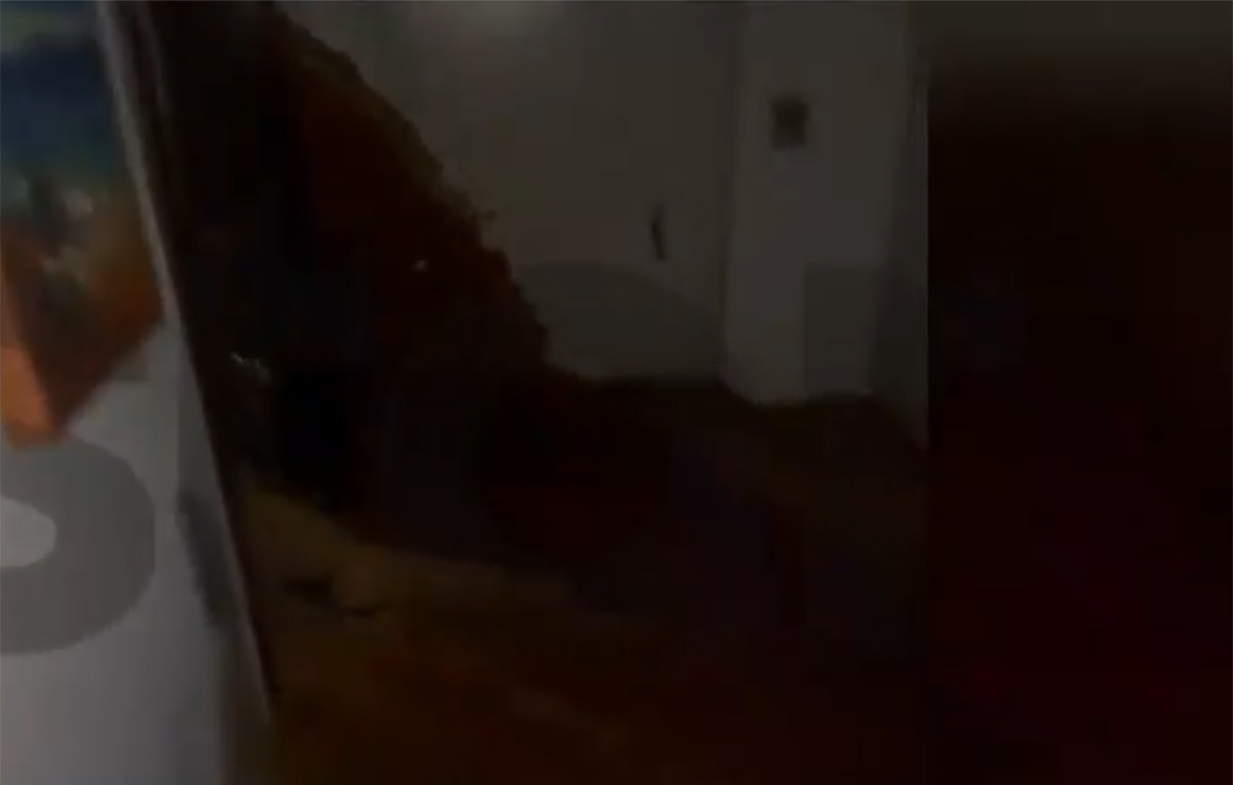 Συγκλονιστικό βίντεο από την κακοκαιρία στη Βάρη &#8211; Χείμαρρος μπήκε σε σπίτι, παραλίγο να παγιδευτεί οικογένεια