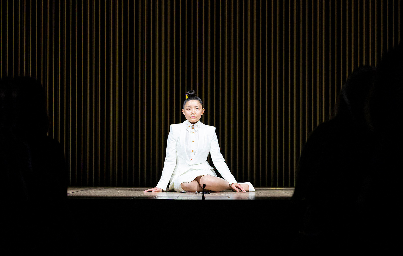 Xie Rong: Η καλλιτέχνις που θα ανοίξει την έκθεση της Γιόκο Όνο, έρχεται για πρώτη φορά στην Ελλάδα