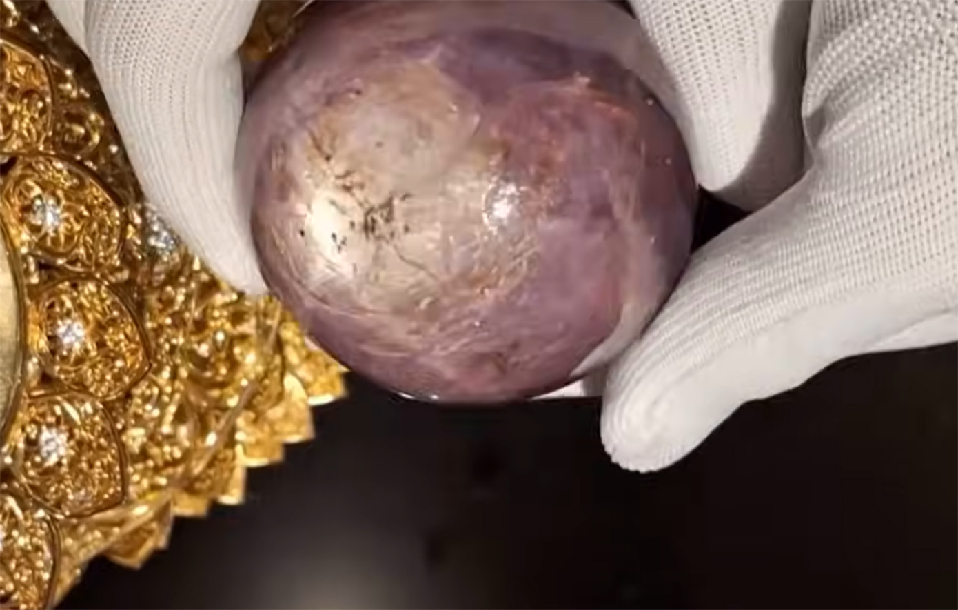 Σπάνιο και τεράστιο μοβ ζαφείρι 3.563 καρατίων ανακαλύφθηκε στη Σρι Λάνκα – Η αστρονομική αξία του