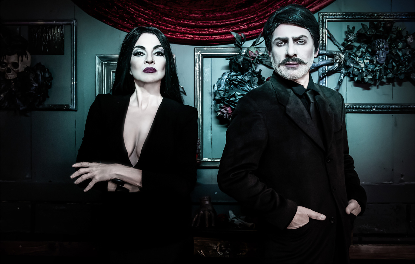 Ο Νίκος Μουτσινάς και η Μαρία Σολωμού είναι η «Οικογένεια Άνταμς» &#8211; Δείτε τις απίστευτες μεταμορφώσεις