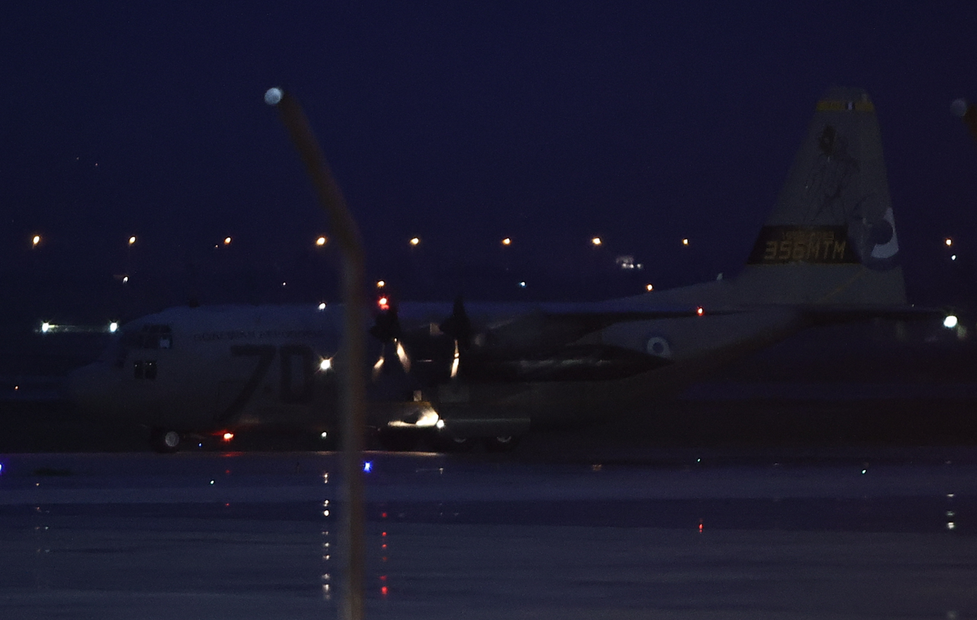 Προσγειώθηκε στην Ελλάδα το C-130 με τις 7 σορούς των οπαδών του ΠΑΟΚ &#8211; Χαραγμένα στα φέρετρα ηλικία και το όνομα των θυμάτων