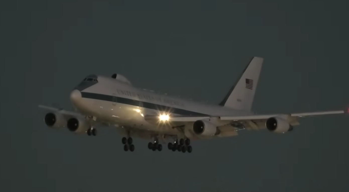 Σενάρια και ερωτήματα από την εμφάνιση του «Αεροπλάνου της Αποκάλυψης» πάνω από το Λος Άντζελες