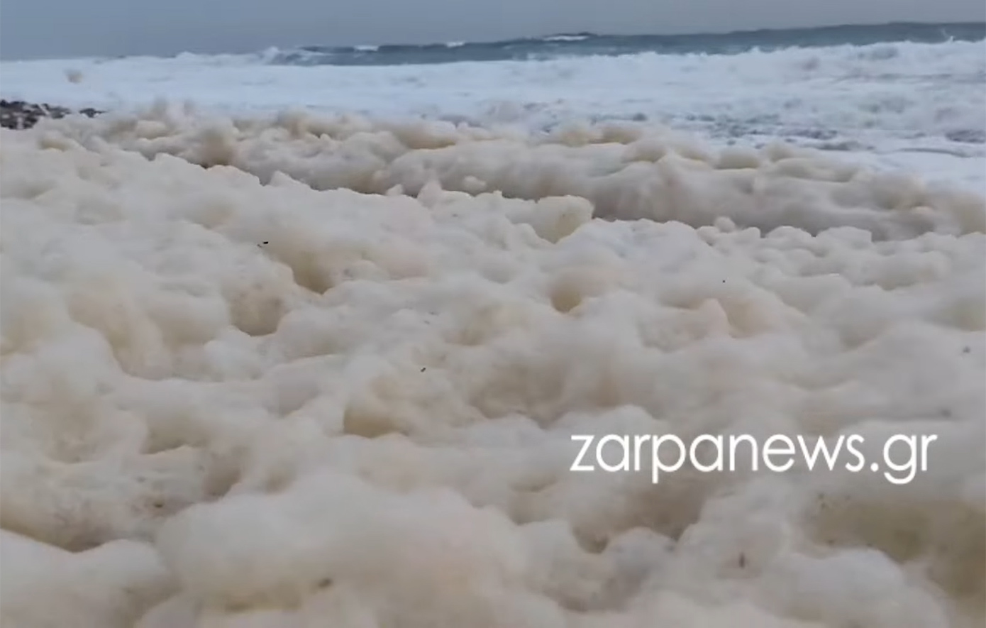 Παραλία στην Παλαιοχώρα Χανίων γέμισε αφρούς μετά την επέλαση της κακοκαιρίας &#8211; Δείτε το βίντεο