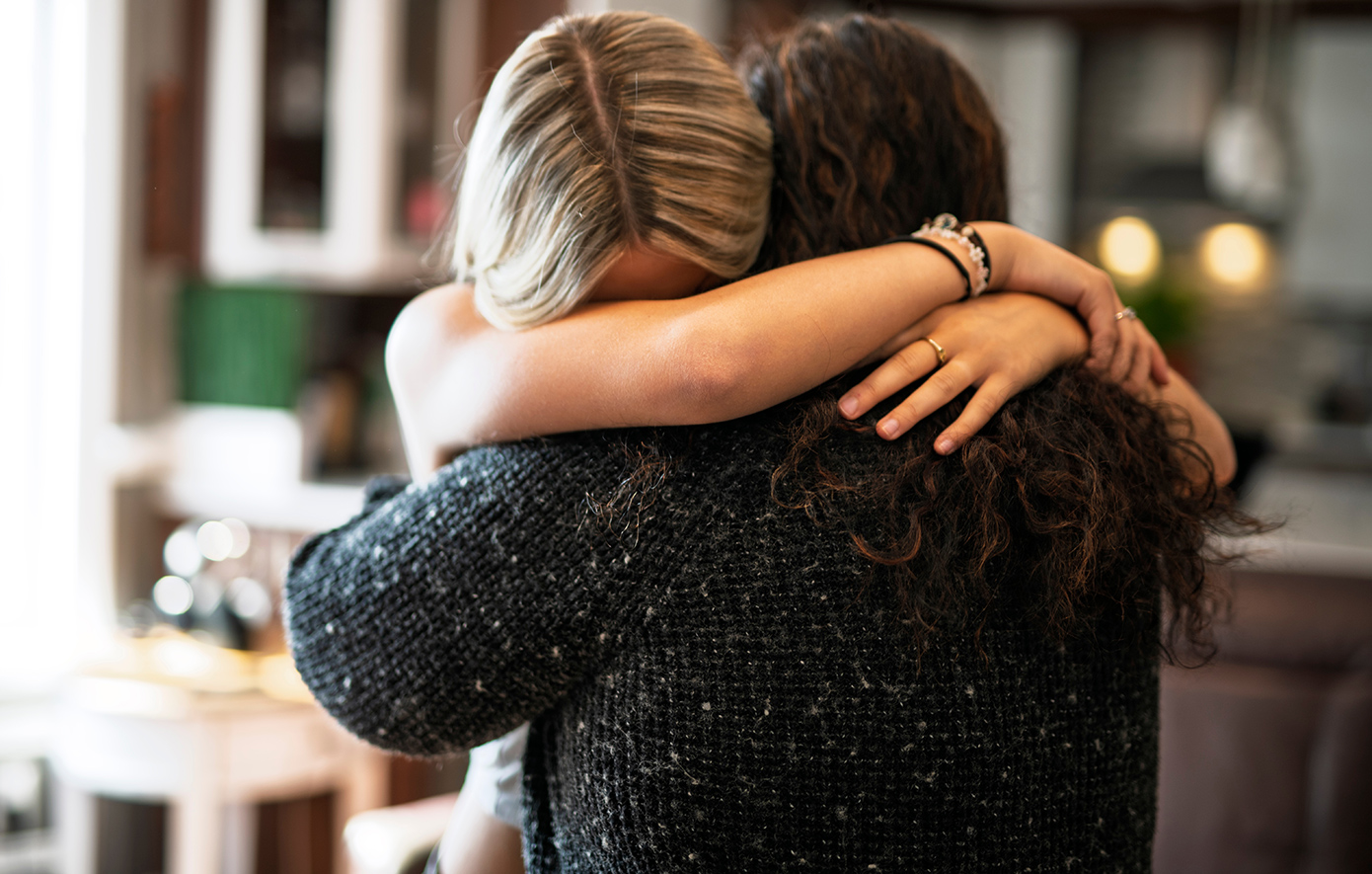 Αγκαλιά: Η σωματική επαφή που ρυθμίζει το στρες και ενισχύει την ανθρώπινη σύνδεση  &#8211; «Το πρωταρχικό σύστημα ασφάλειας του οργανισμού»