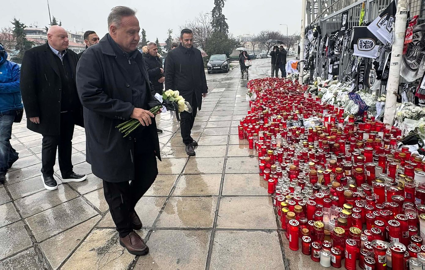 Με λευκά τριαντάφυλλα στην Τούμπα ο δήμαρχος, Στέλιος Αγγελούδης &#8211; Τίμησε τους αδικοχαμένους οπαδούς του ΠΑΟΚ