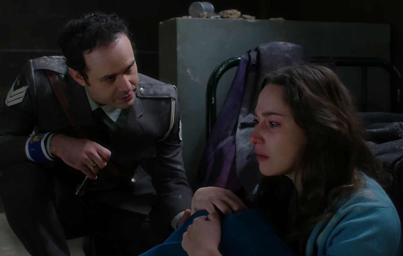 Άγιος έρωτας - Η μικρή Ελευθερία μαθαίνει τους αληθινούς της γονείς