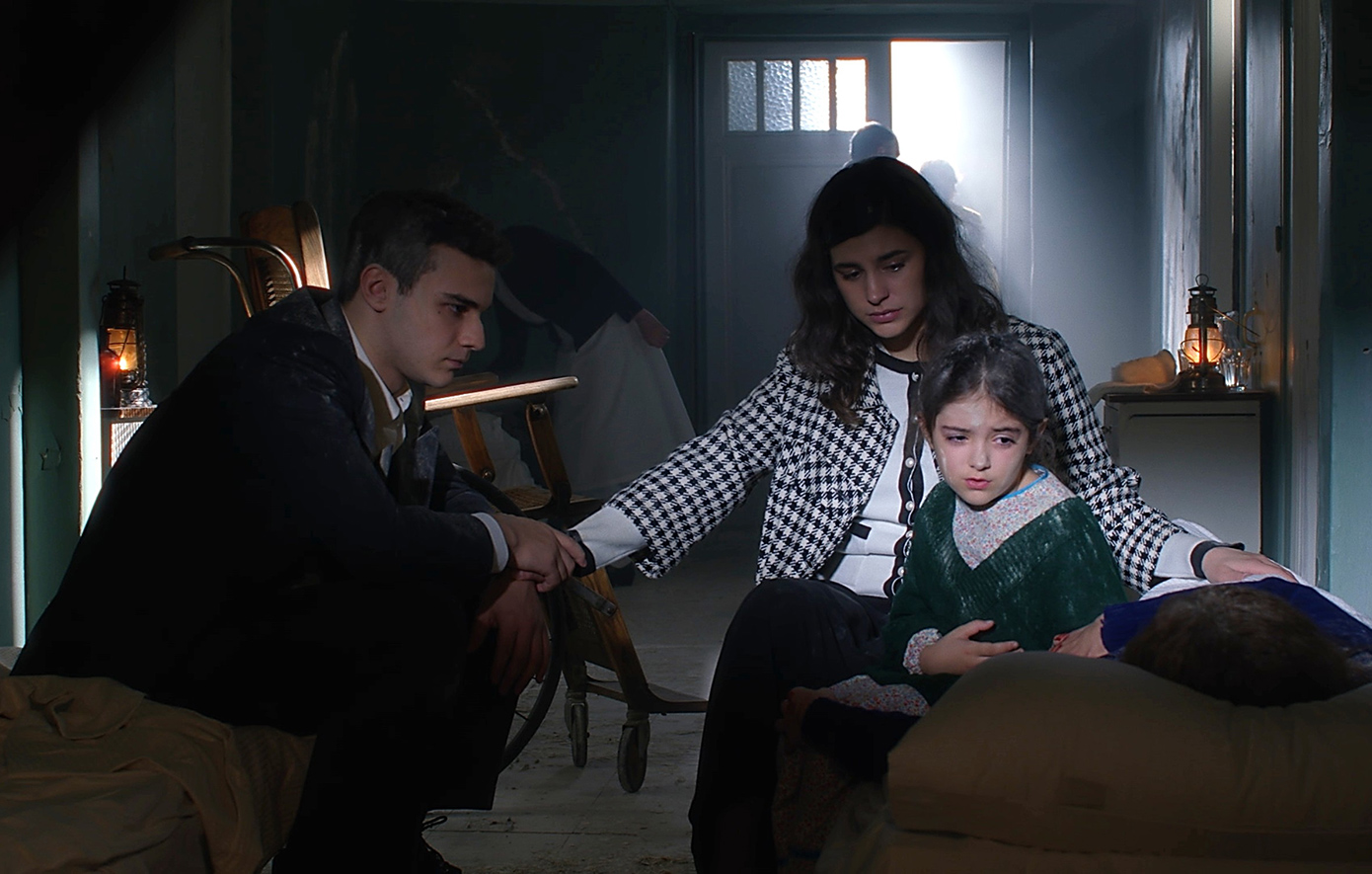 Άγιος έρωτας - Η μικρή Ελευθερία μαθαίνει τους αληθινούς της γονείς