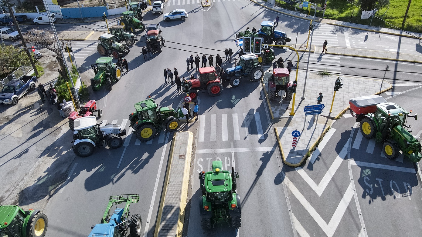 Αγροτικές κινητοποιήσεις: «Ναι» στον διάλογο με τα τρακτέρ στα μπλόκα – Κλιμάκωση αν δεν βρεθεί λύση