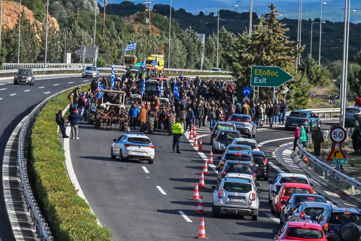 Μετ&#8217; εμποδίων και από παραδρόμους η επιστροφή των εκδρομέων: Στο Μαρτίνο ουρές χιλιομέτρων &#8211; Δείτε χάρτη με τα μπλόκα
