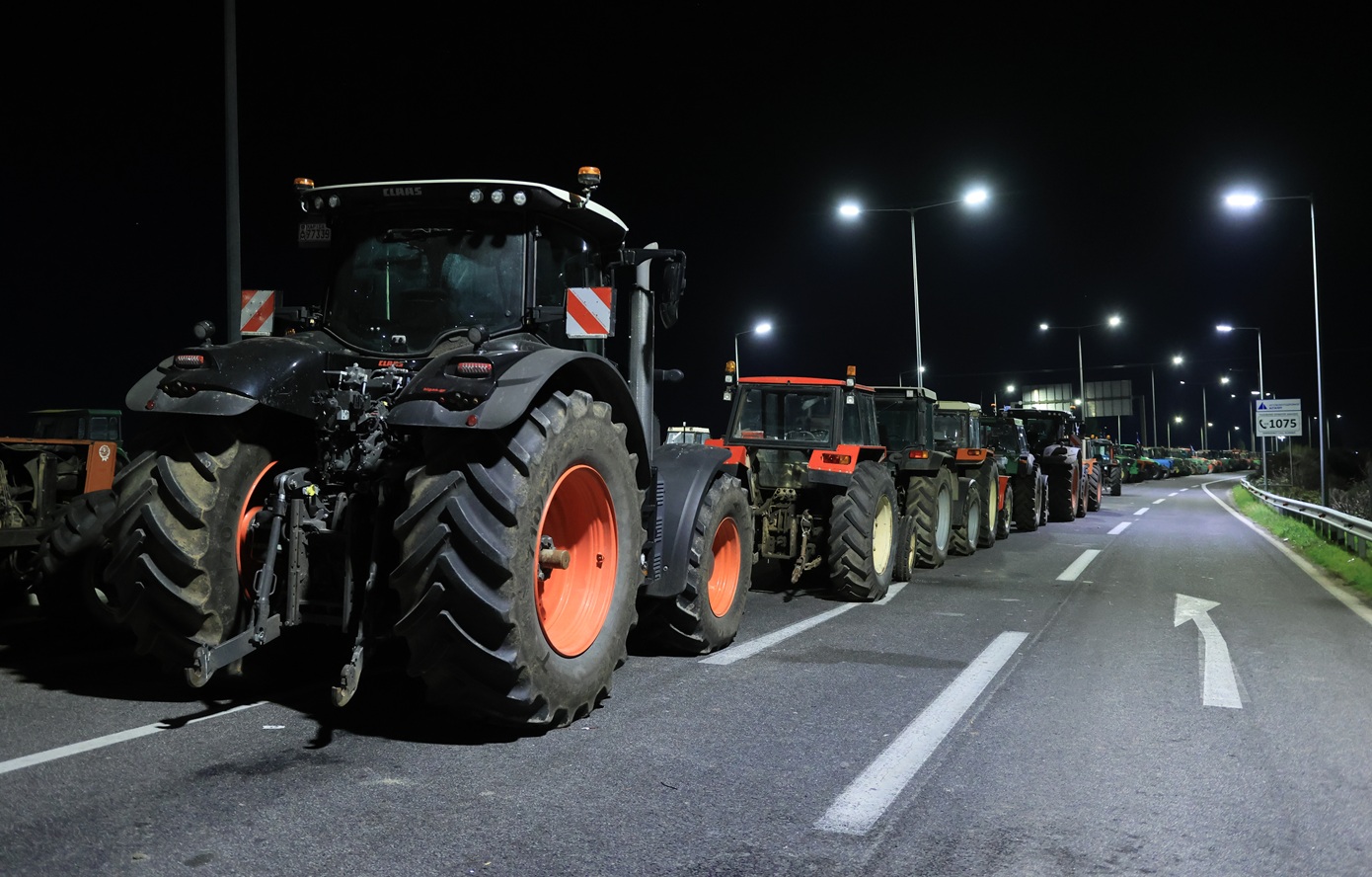 Δεν προσέρχονται στον διάλογο με τον πρωθυπουργό οι αγρότες της Κρήτης – Απάντησαν στο μπλόκο της Νίκαιας