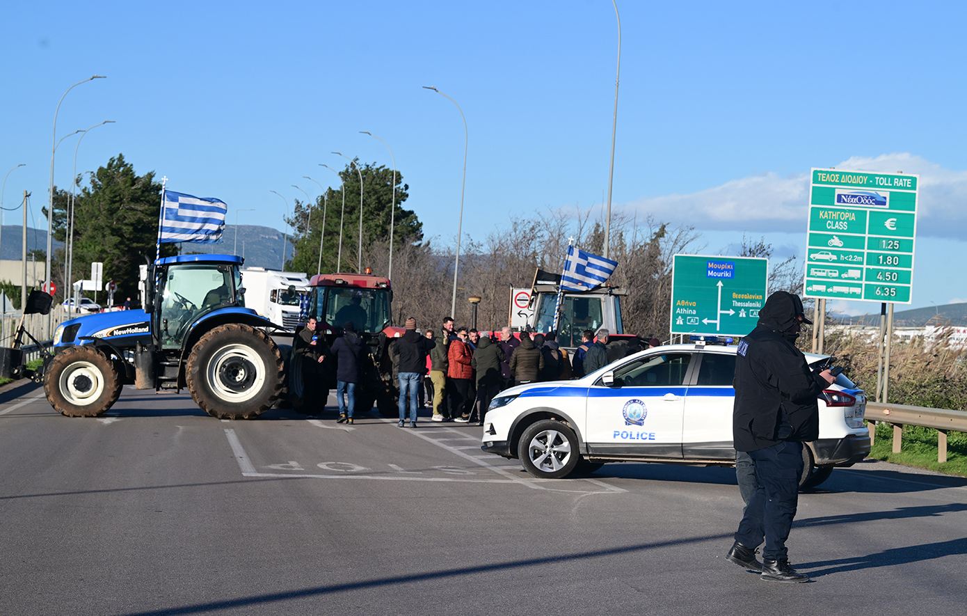 Οι αγρότες της Θήβας έκλεισαν τον παράδρομο της Εθνικής Οδού &#8211; «Θα συνεχίσουμε επ&#8217; αόριστον, όσο η κυβέρνηση επιμένει»