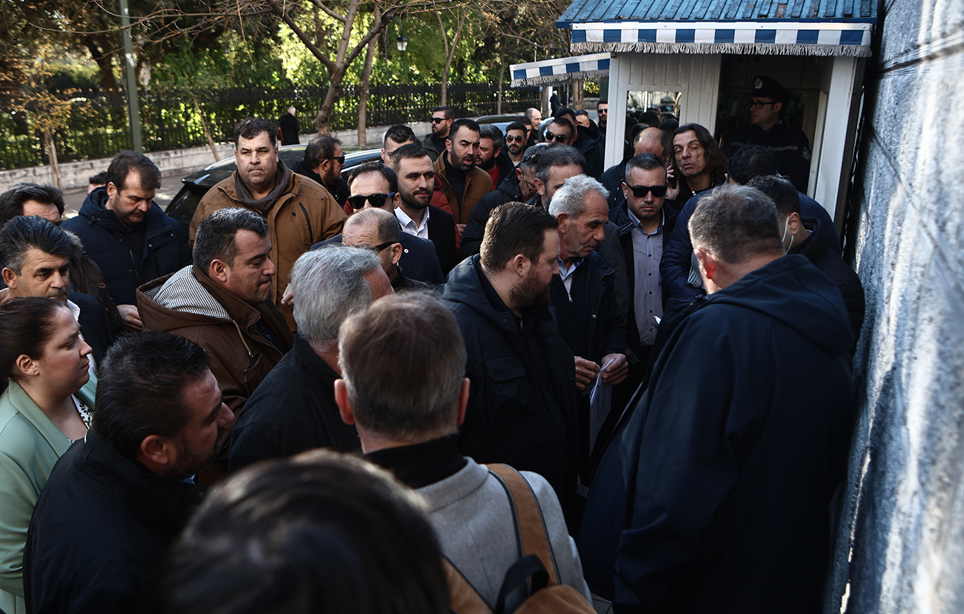 Στο Μαξίμου αγρότες και κτηνοτρόφοι για τη συνάντησή τους με τον πρωθυπουργό