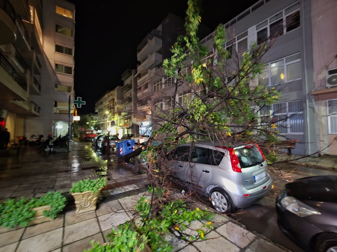 Αλεξανδρούπολη &#8211; εικόνες «αποκάλυψης»: Δέντρα ξεριζώθηκαν, δίκυκλα αναποδογύρισαν, οι άνεμοι ξεπέρασαν τα 154χλμ/ώρα