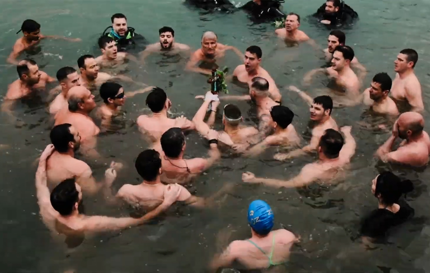 Κολυμβητές έπιασαν τον Σταυρό στα Θεοφάνια στο λιμάνι της Αλεξανδρούπολης και έψαλαν αγκαλιά τον εθνικό ύμνο