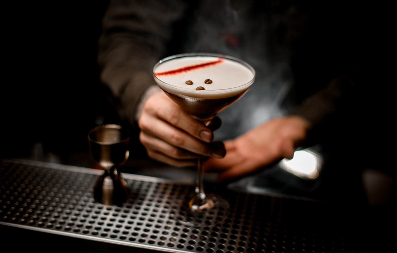 Αλκοόλ μέσα στον καφέ: Μόδα ή επικίνδυνος συνδυασμός;