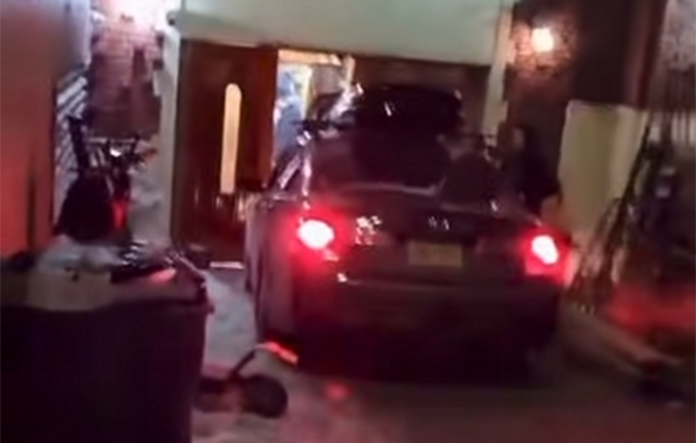 Άνδρας έπεσε με το αυτοκίνητό του σε είσοδο συναγωγής στη Νέα Υόρκη &#8211; «Ο αντισημιτισμός δεν έχει θέση στην πόλη μας»