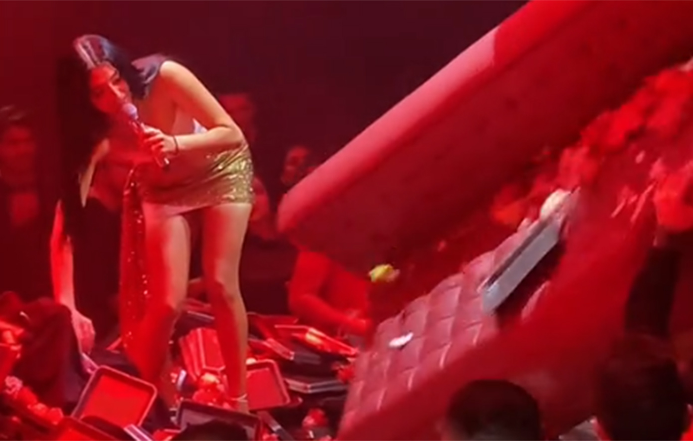 Θαμώνας έριξε καναπέ πάνω στην στην πίστα &#8211; «Μετακόμίσεις έχουμε», σχολίασε η Αναστασία