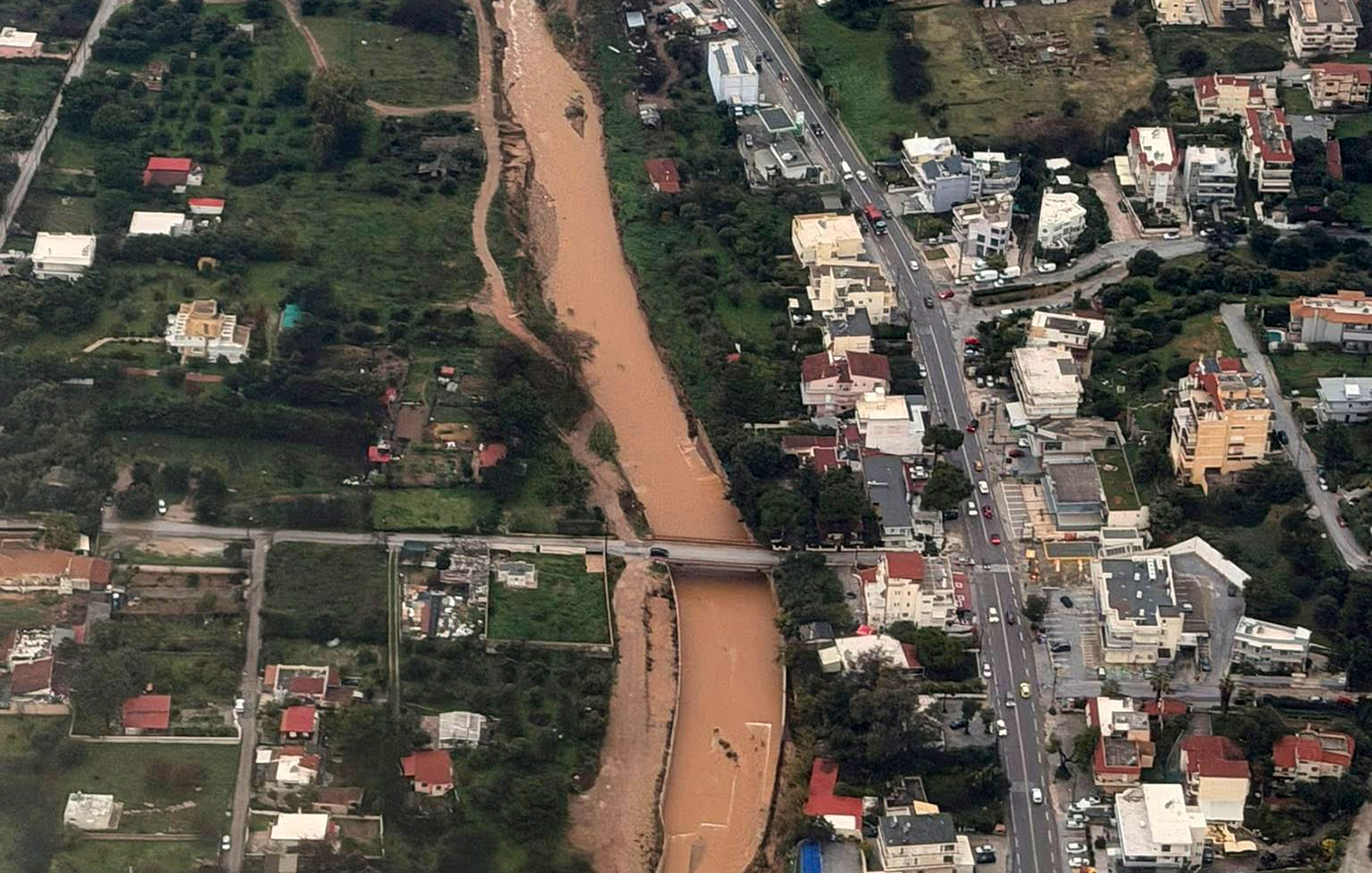 Πλημμυρισμένες εκτάσεις και φουσκωμένα ρέματα στην Αττική σε φωτογραφίες από ψηλά &#8211; Δύο νεκρούς άφησε πίσω της η κακοκαιρία