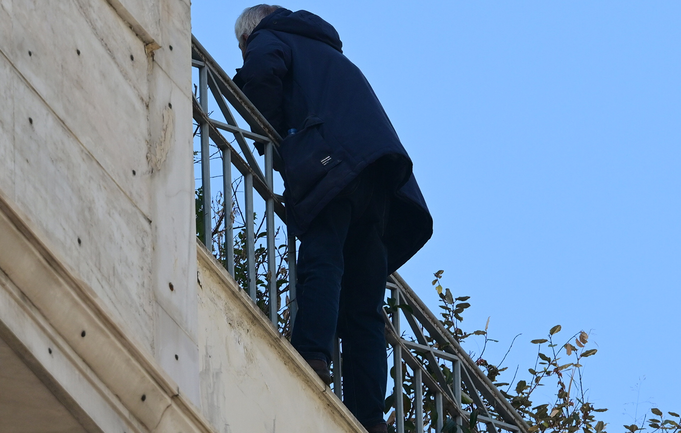 Άνδρας απειλεί να πέσει από τον 7ο όροφο της Πολεοδομίας στην Ομόνοια &#8211; «Έχει κρεμαστεί ο μπαμπάς μου, δεν έχουμε άλλη λύση», λέει η κόρη του
