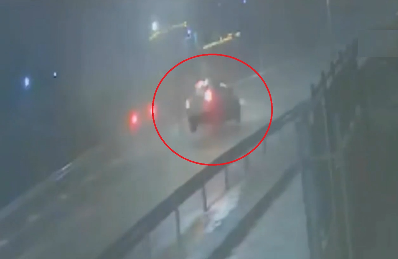 Βίντεο ντοκουμέντο: Ανεμοστρόβιλος σηκώνει αυτοκίνητο εν κινήσει στον αέρα &#8211; Σε σοκ η 38χρονη οδηγός