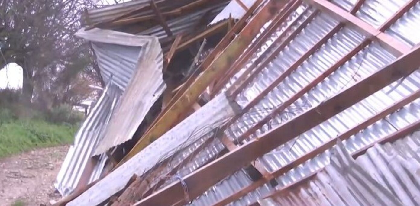 Εικόνες καταστροφής στην Πηνεία Ηλείας &#8211; Ανεμοστρόβιλος σάρωσε στάβλο και χάθηκαν δεκάδες ζώα