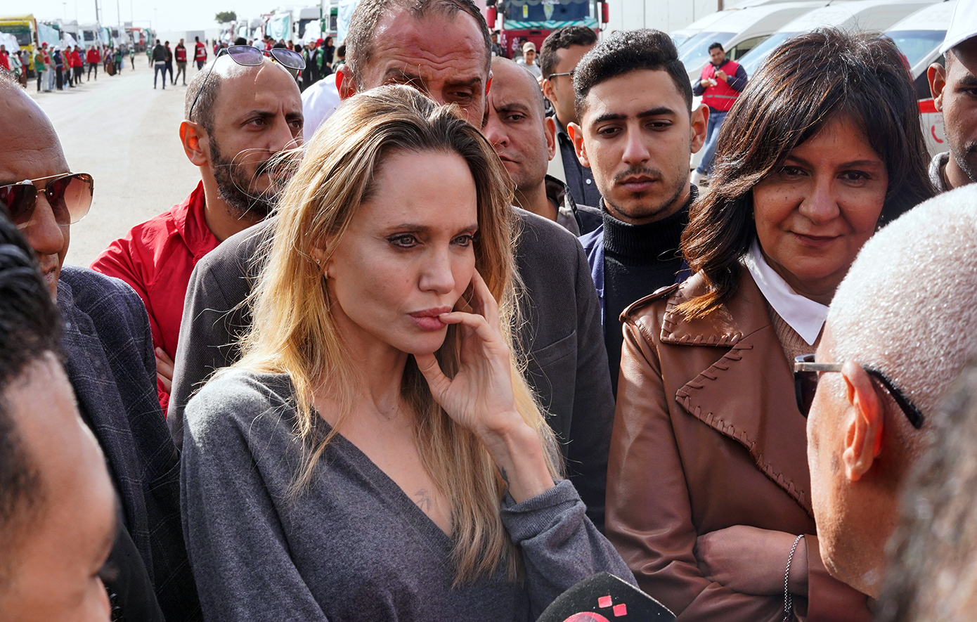 Η Αντζελίνα Τζολί στο πέρασμα της Ράφα – Ανησυχεί για την κατάσταση των Παλαιστινίων που φτάνουν από τη Γάζα
