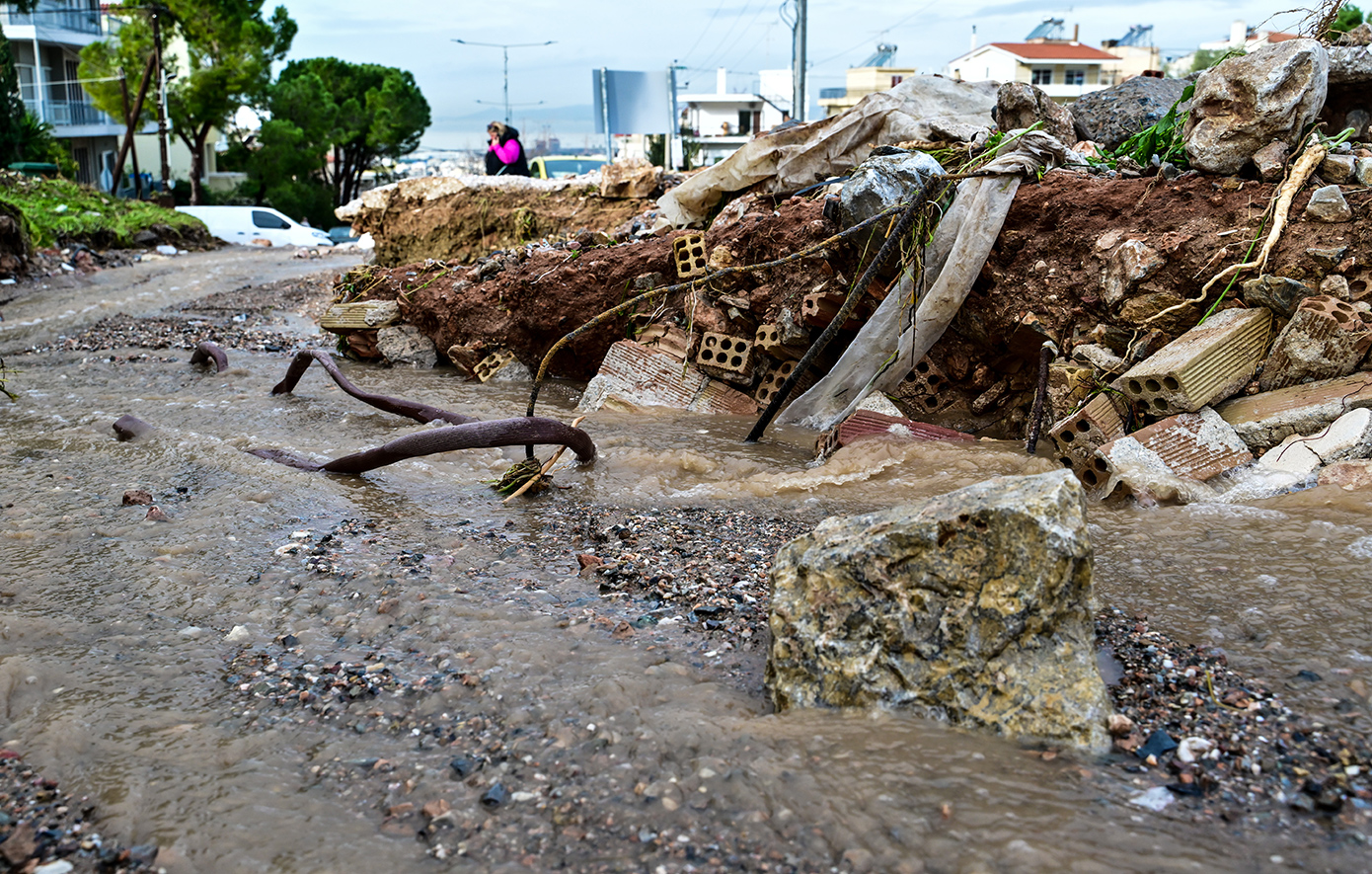 Τι απαντά η κυβέρνηση για το αν ήταν υπερβολική η διαχείριση της χθεσινής κακοκαιρίας με το 112 και τα μέτρα