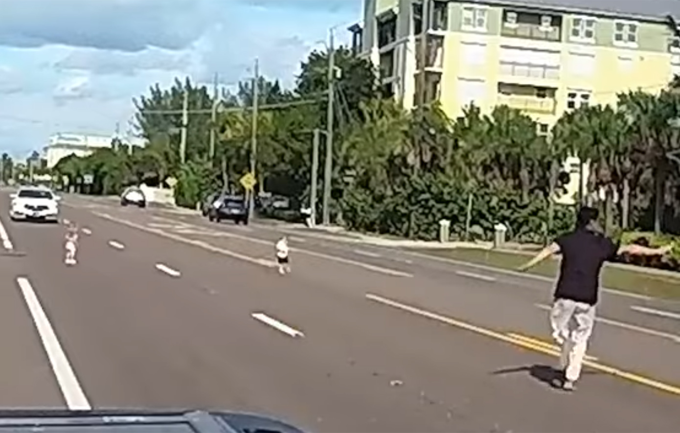 Περαστικός έσωσε δύο νήπια που περιπλανιόνταν σε πολυσύχναστο δρόμο στη Φλόριντα &#8211; Δείτε το βίντεο