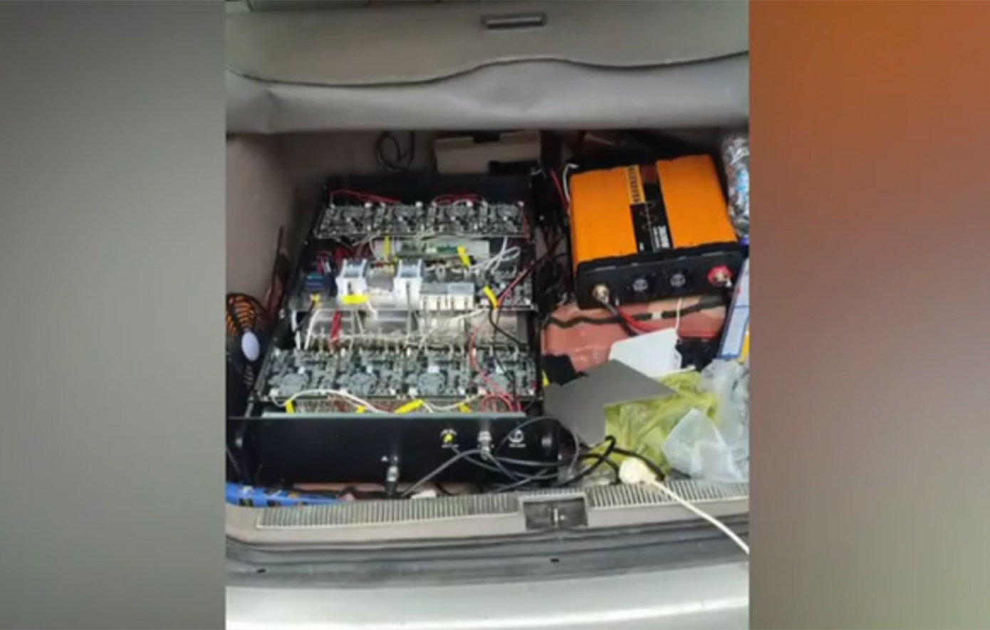 Με αμάξι «χάκερ» Κινέζοι υπέκλεπταν τραπεζικά δεδομένα από κινητά στην Αττική &#8211; Είχαν server στο πορτ-μπαγκάζ