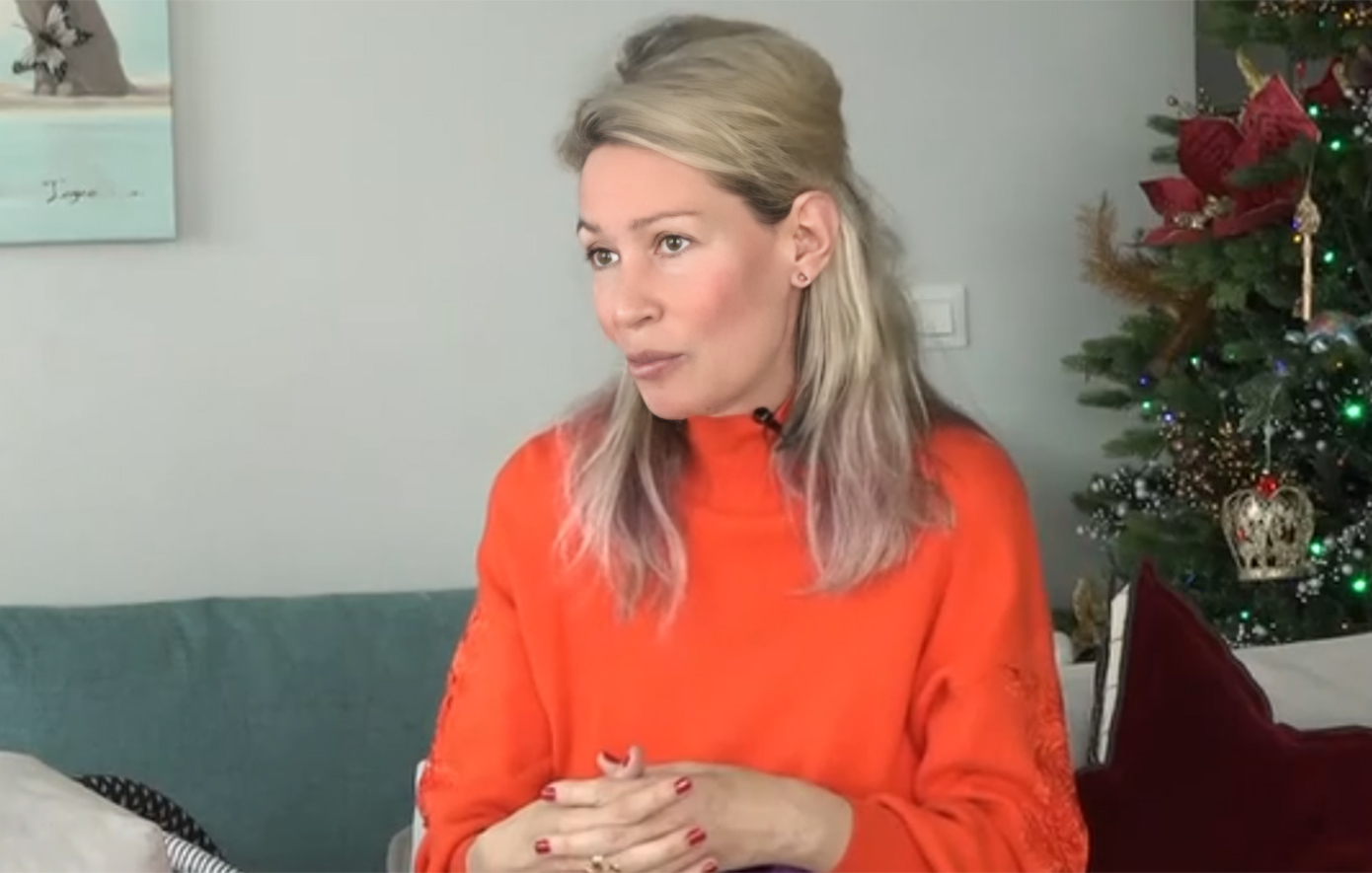 Άριελ Κωνσταντινίδη: «Σκέφτομαι το φθινόπωρο να βαπτίσω και τα τρία παιδιά μου»