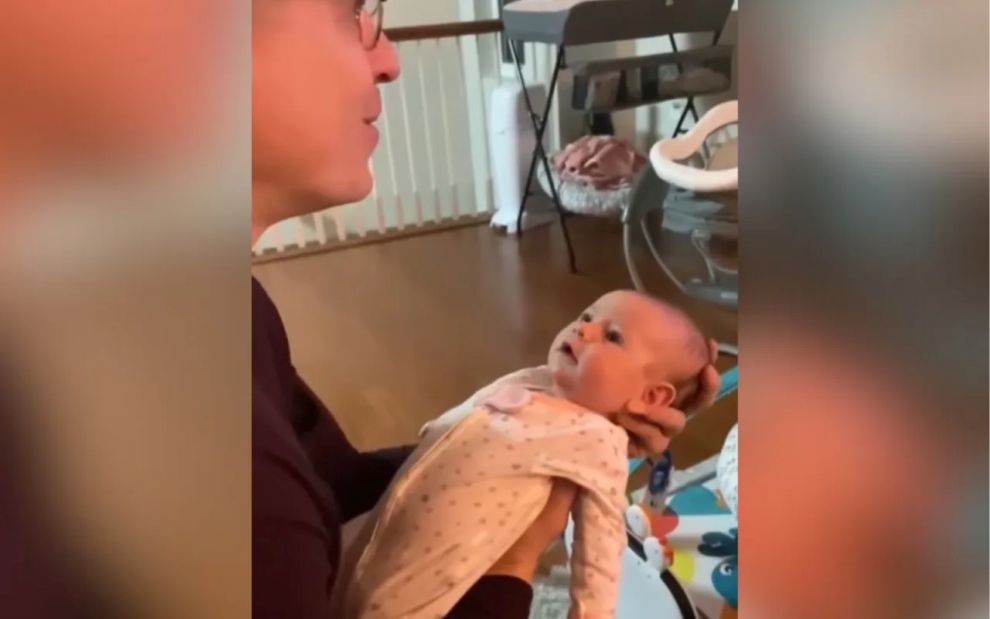 Ο πιο γλυκός «διάλογος»: Μπαμπάς μιλά στο νεογέννητό του και εκείνο προσπαθεί να τον μιμηθεί